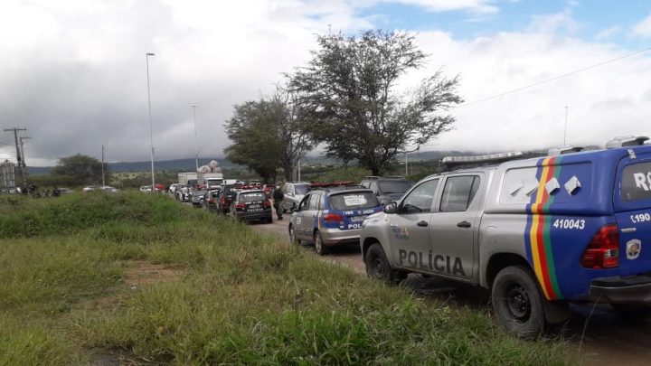 PM prende suspeitos com caminhonete roubada, após troca de tiros em Caruaru