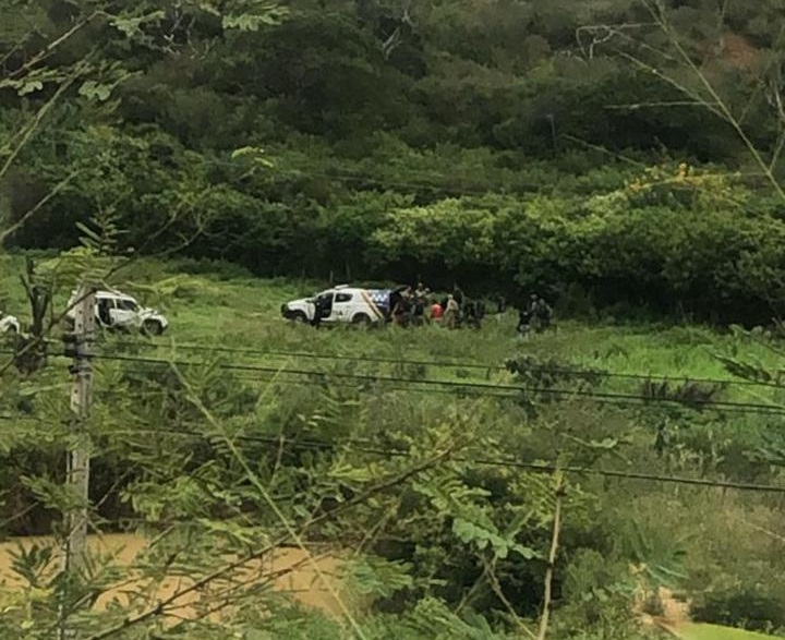 Suspeito de assalto morre em troca de tiros com a polícia e guarda municipal fica ferido Suspeito de assalto morre em troca de tiros com a polícia e guarda municipal fica ferido