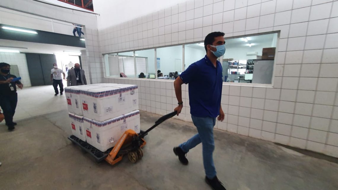 Pernambuco recebe novo lote da vacina Astrazeneca/Fiocruz com mais de 113 mil doses Pernambuco recebe novo lote da vacina Astrazeneca/Fiocruz com mais de 113 mil doses