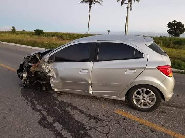 Homem e mulher morrem após colisão entre carro e moto em Pernambuco Homem e mulher morrem após colisão entre carro e moto em Pernambuco