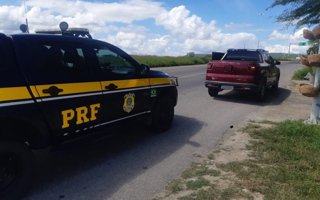 Motorista é detido em Caruaru com caminhonete roubada e documento adulterado