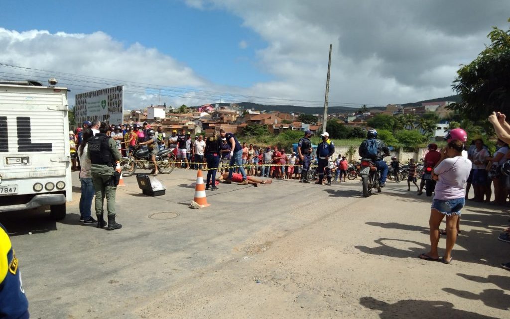 Jovem é morto a tiros no centro de Bezerros nesta quarta-feira (14) Jovem é morto a tiros no centro de Bezerros nesta quarta-feira (14)