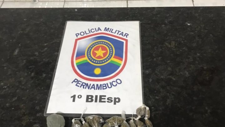 Adolescente apreendido após oferecer drogas para PMs que estavam em viatura no pátio da delegacia