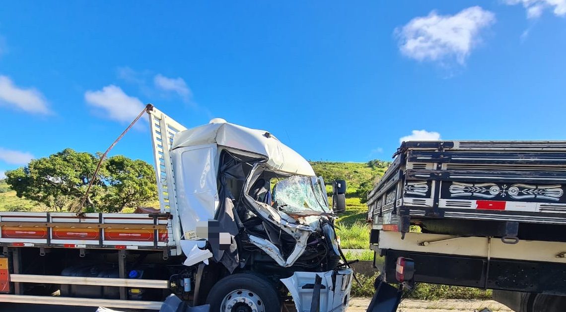 Engavetamento entre 4 carros e 2 caminhões na BR 232 com um morto e dois feridos Engavetamento entre 4 carros e 2 caminhões na BR 232 com um morto e dois feridos