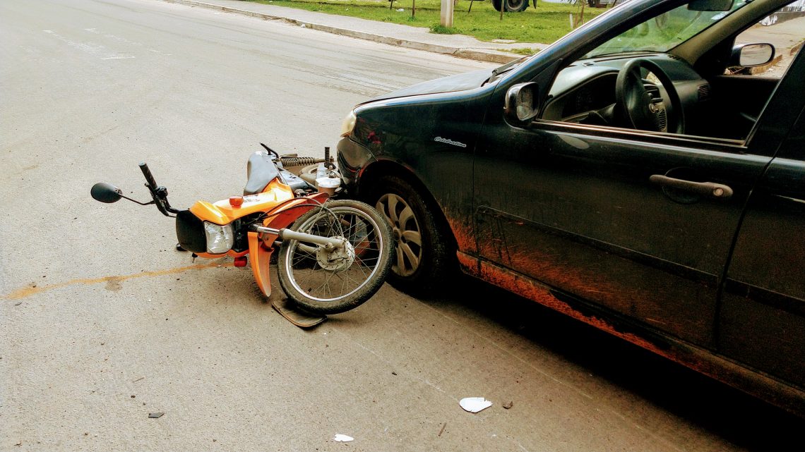 Colisão entre carro e moto deixa uma pessoa ferida em Caruaru Colisão entre carro e moto deixa uma pessoa ferida em Caruaru