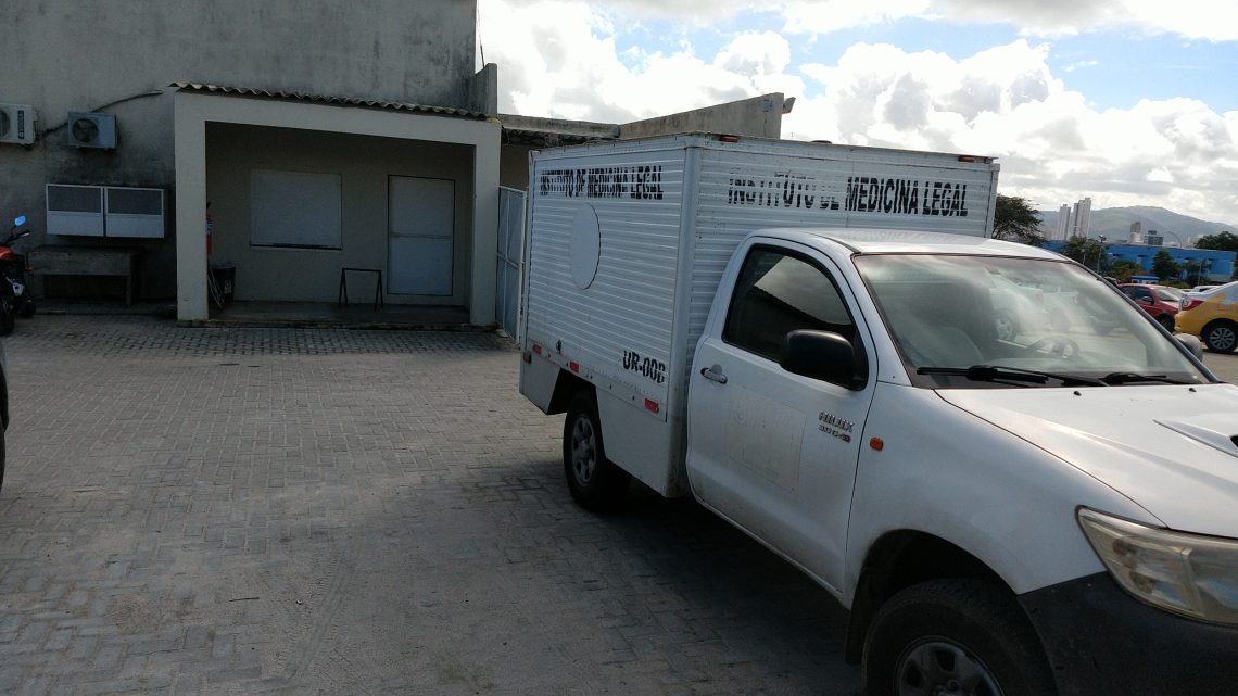 Jovem é morto a tiros dentro da própria residência em Caruaru Jovem é morto a tiros dentro da própria residência em Caruaru