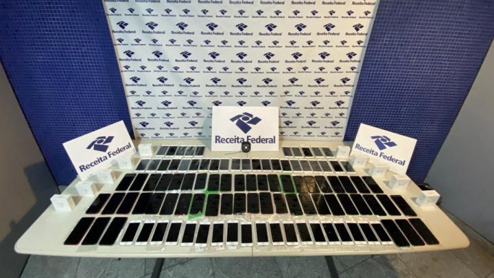 Receita Federal apreende carga com 100 celulares no Aeroporto do Recife
