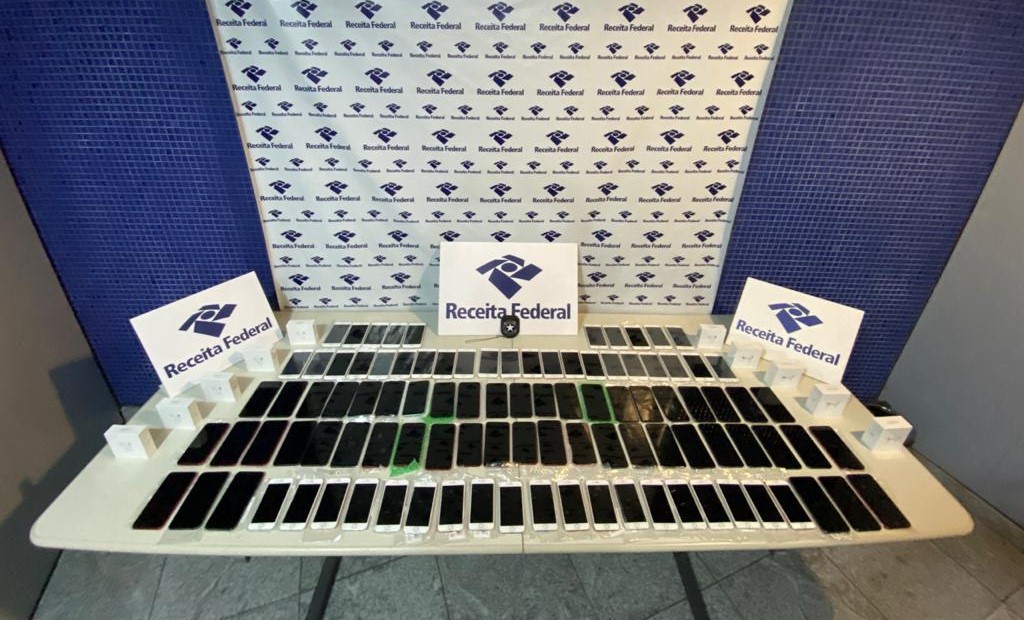 Receita Federal apreende carga com 100 celulares no Aeroporto do Recife Receita Federal apreende carga com 100 celulares no Aeroporto do Recife