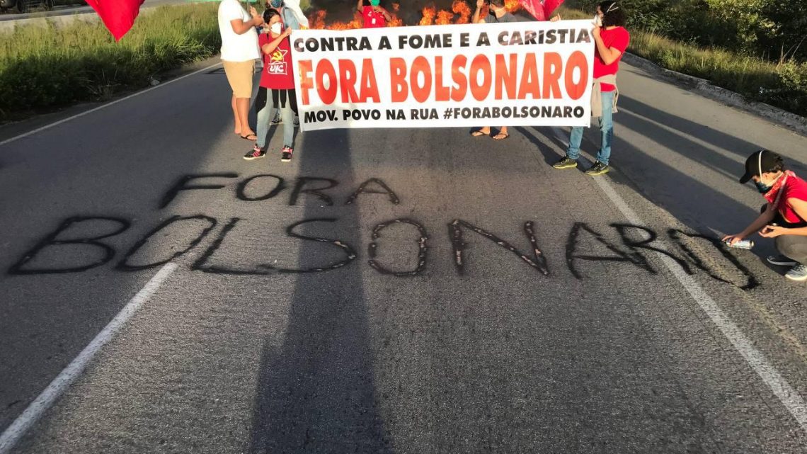 Manifestantes fecham rodovia em Caruaru contra Bolsonaro Manifestantes fecham rodovia em Caruaru contra Bolsonaro