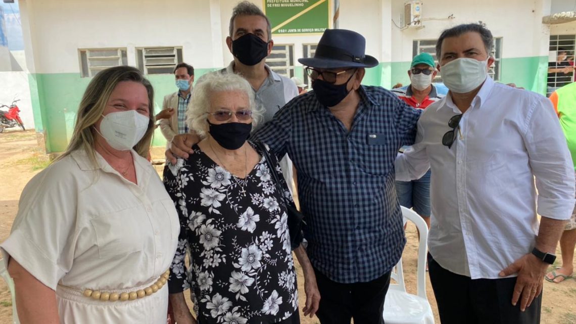 Tony Gel prestigia entrega de ambulâncias em Frei Miguelinho Tony Gel prestigia entrega de ambulâncias em Frei Miguelinho