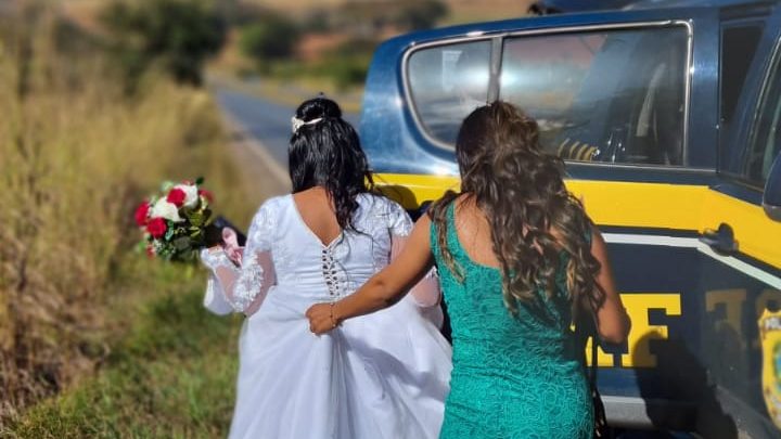 Policiais dão carona à noiva até o local do casamento