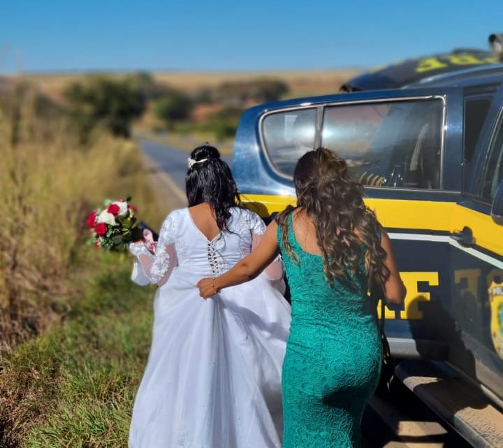 Policiais dão carona à noiva até o local do casamento Policiais dão carona à noiva até o local do casamento