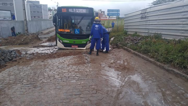 Ônibus atola em Caruaru e interdita rua