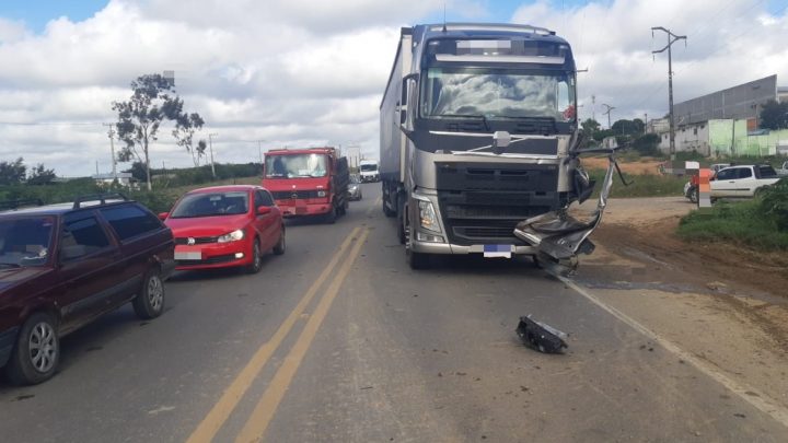 Motorista fica ferido após acidente envolvendo duas carretas na BR 232