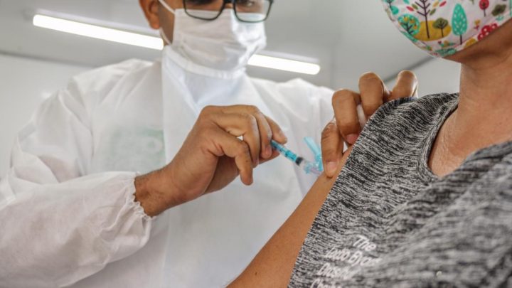 Caruaru amplia vacinação da Covid-19 para 35 anos; Guia com agendamento está no site da vacinação