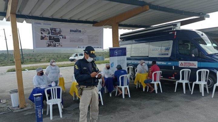 Ação de saúde e segurança viária para motoristas é realizada na BR 232 em Pernambuco