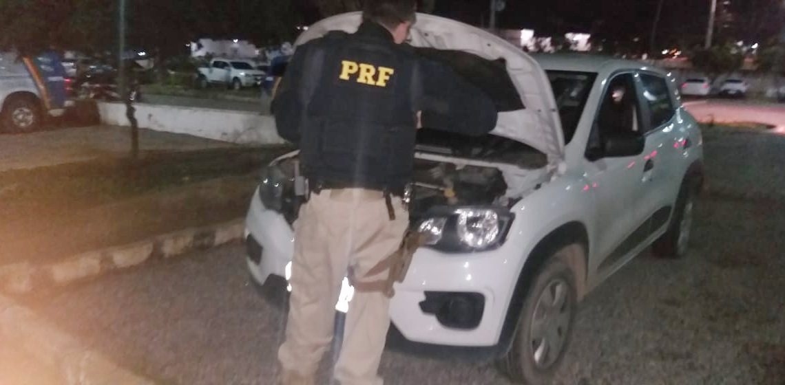 Motorista é detido com carro roubado após atirar em policiais em Caruaru Motorista é detido com carro roubado após atirar em policiais em Caruaru