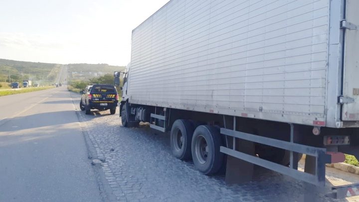 Polícia recupera carga de aguardente roubada em Caruaru