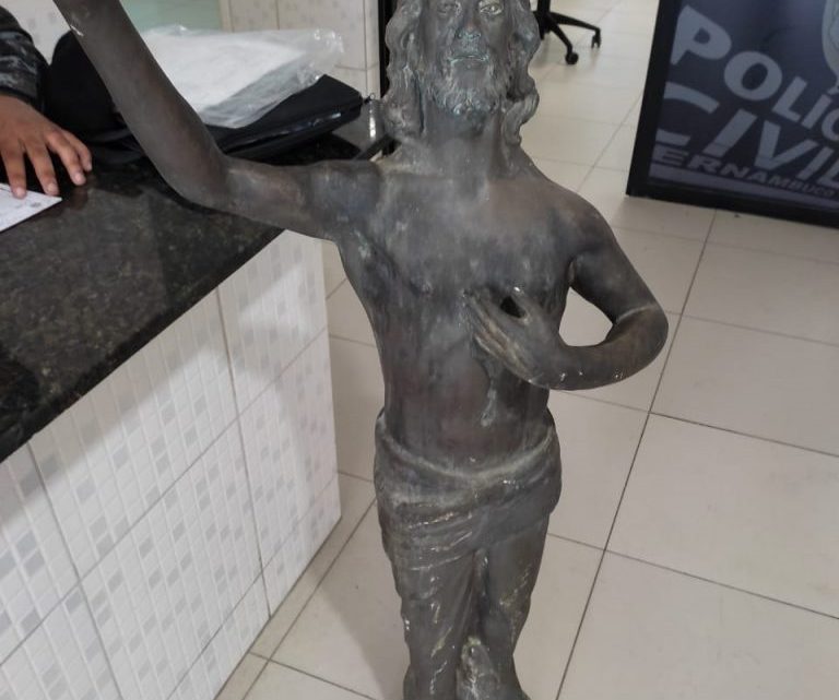 Acusado de furtar imagem em cemitério, é preso ao tentar vender, em Caruaru Acusado de furtar imagem em cemitério, é preso ao tentar vender, em Caruaru