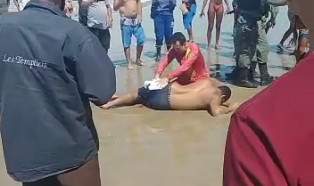 Bombeiros atendem vítima de ataque de tubarão na praia de Piedade