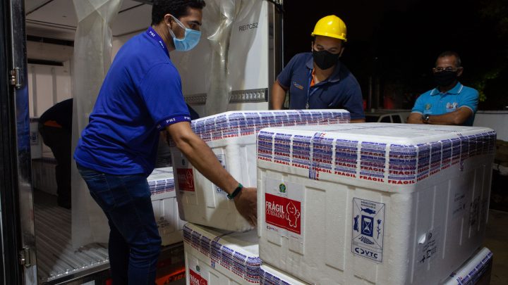 Pernambuco recebe mais de 184 mil doses da vacina Astrazeneca