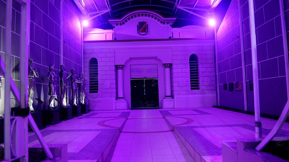 Câmara de Caruaru recebe iluminação especial para celebrar datas temáticas