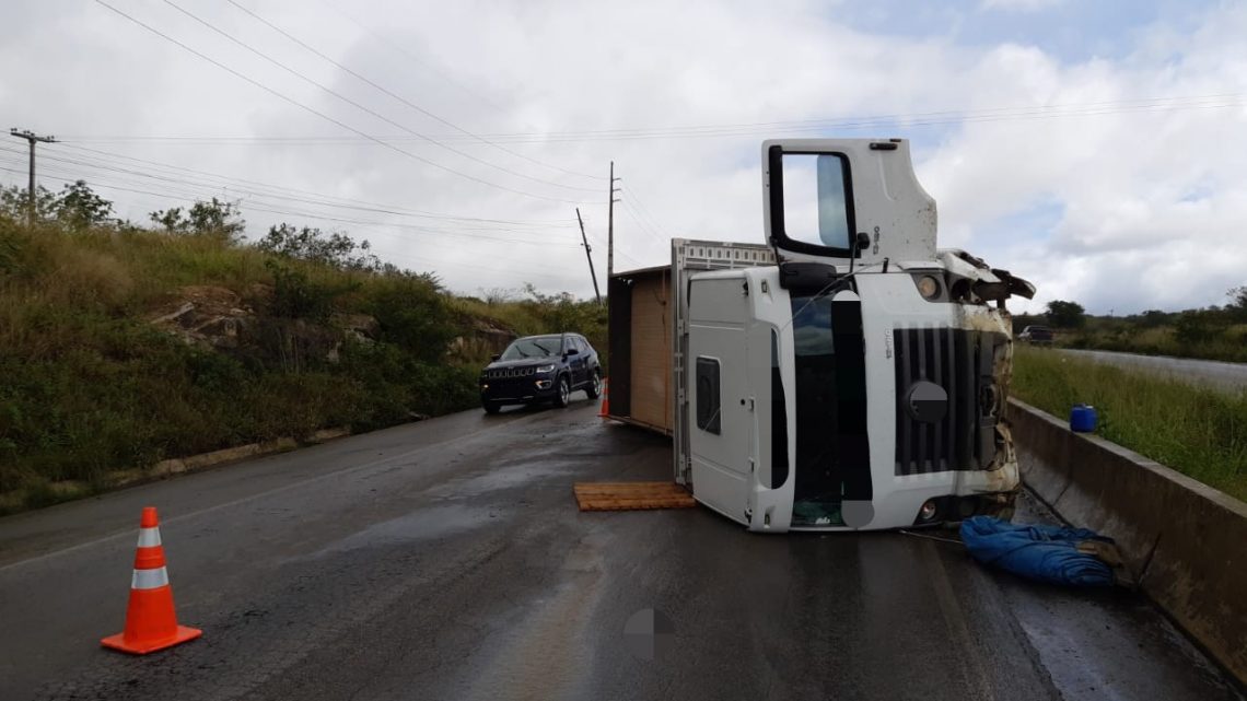 Motorista desvia de cavalo e tomba caminhão na BR 232 em Caruaru