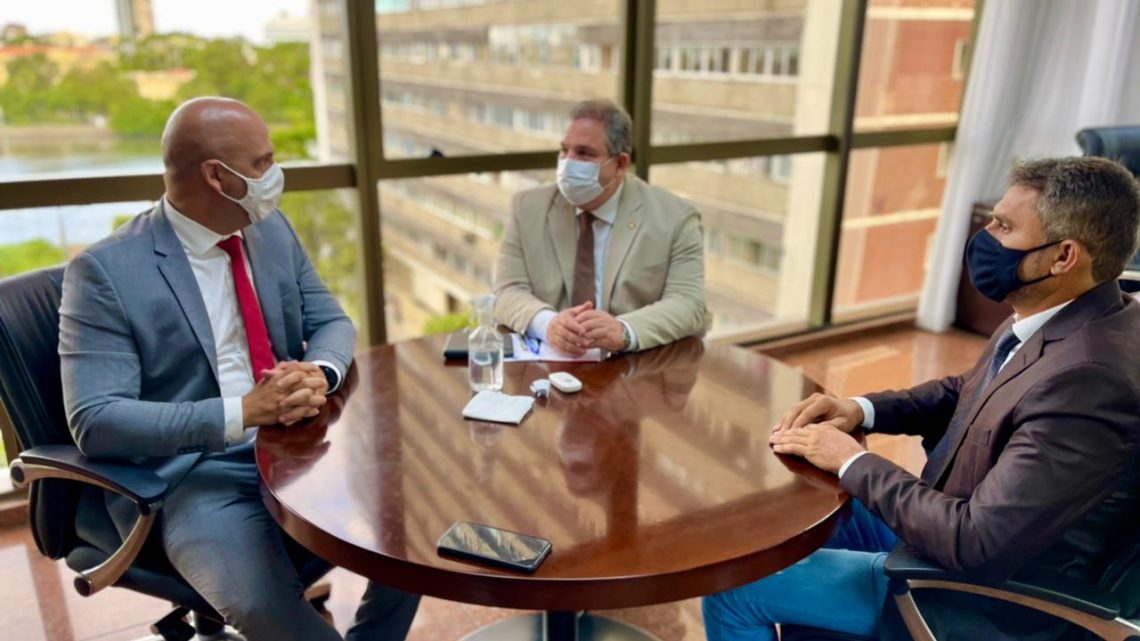 Anderson Correia apresenta Comissão dos Direitos dos Animais ao presidente da Alepe Anderson Correia apresenta Comissão dos Direitos dos Animais ao presidente da Alepe