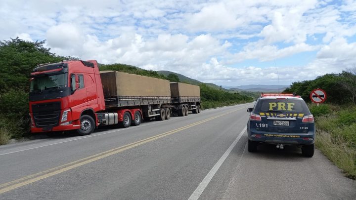 Carga de milho com 28,8 toneladas de excesso de peso é retida no Agreste-PE