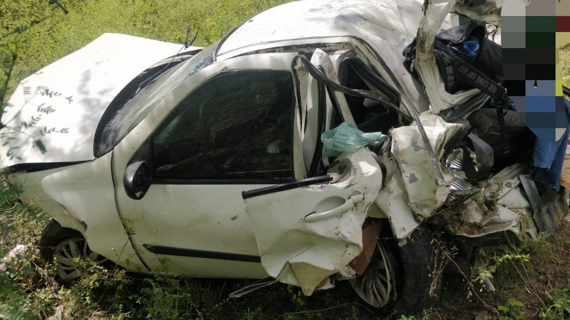 Mulher morre e duas pessoas ficam feridas após motorista perder controle e capotar carro na BR 232