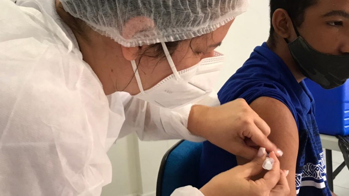 Vacinação de adolescentes com comorbidades e deficiência permanente tem início em Caruaru