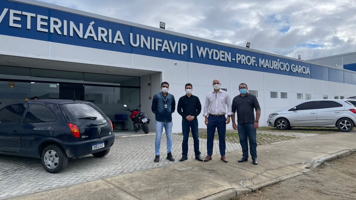 Anderson Correia se reúne com Reitor do UniFavip em clínica-escola veterinária Anderson Correia se reúne com Reitor do UniFavip em clínica-escola veterinária