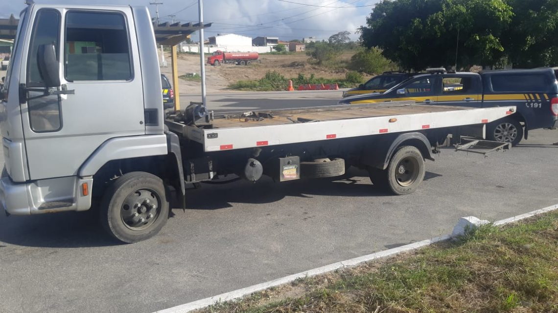 Homem é detido após tentar fugir com caminhão roubado em Caruaru