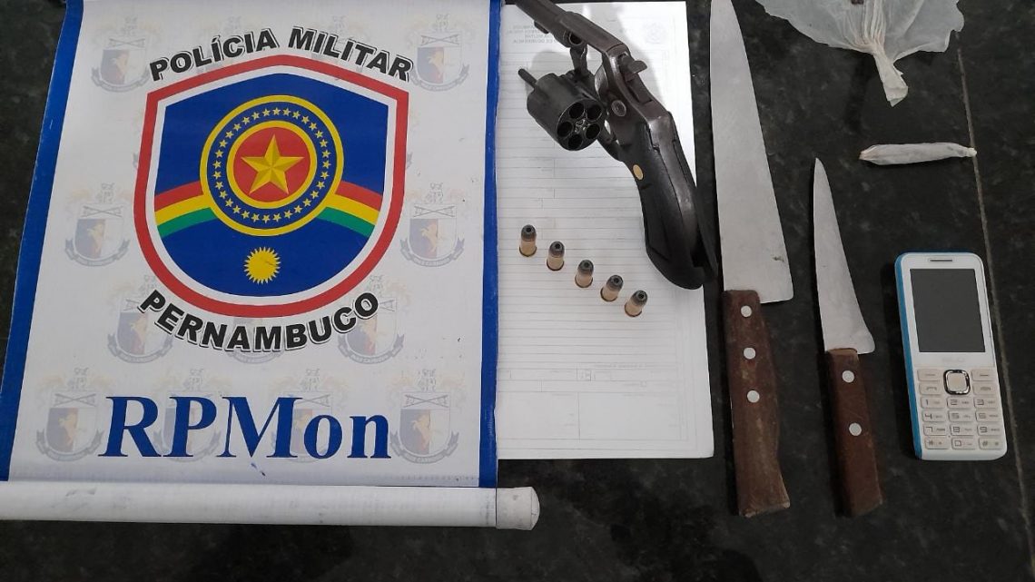PM prende homem que estava com um revólver e duas facas em Caruaru