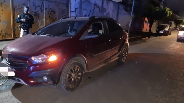 Carro roubado usado em assaltos é recuperado; Motorista colidiu em outros veículos para fugir