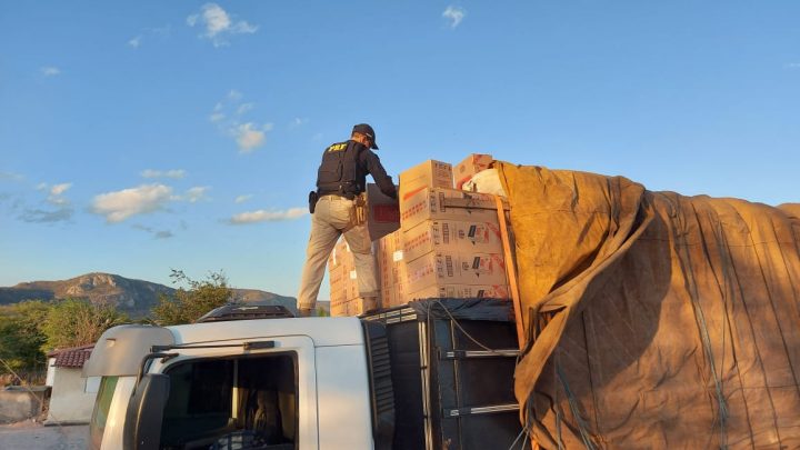 PRF apreende 400 mil maços de cigarro paraguaio, avaliados em cerca de R$ 1,4 milhão