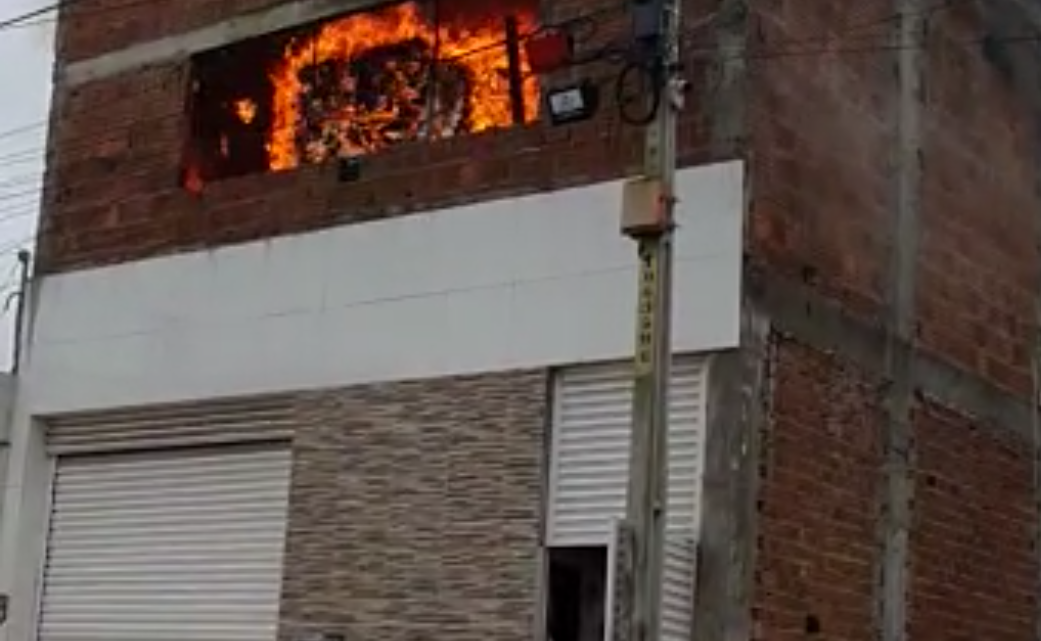 Bombeiros controlam incêndio com ajuda de guincho e caminhões pipa em Caruaru