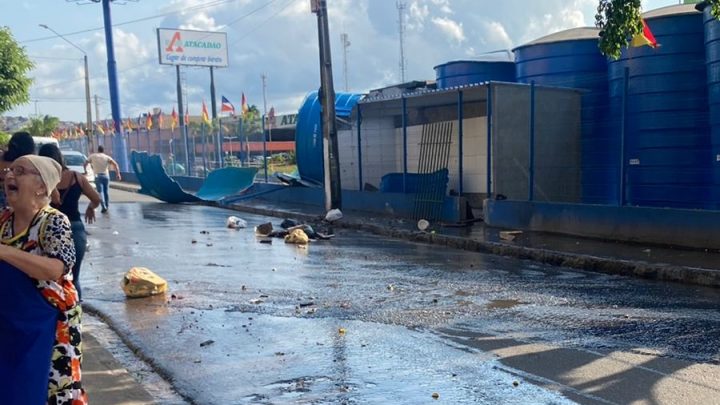 Caixa d’água estoura e assusta moradores, em Caruaru