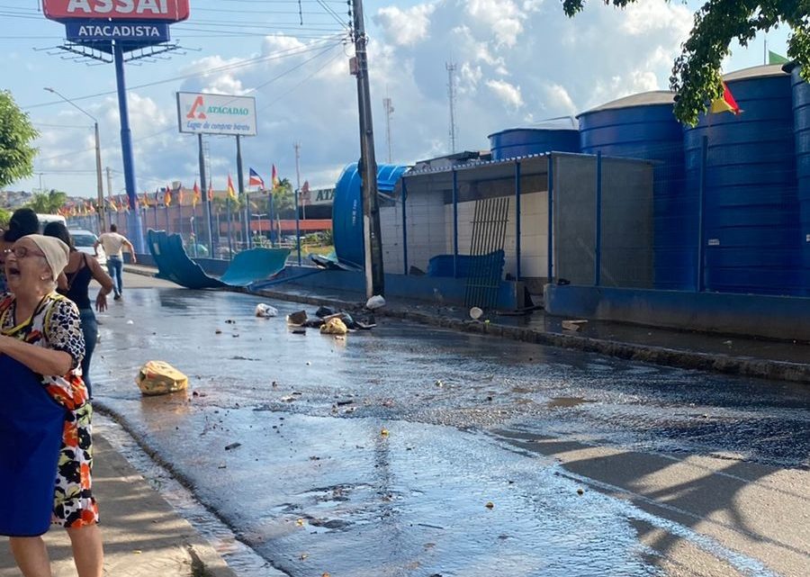 Caixa d’água estoura e assusta moradores, em Caruaru Caixa d’água estoura e assusta moradores, em Caruaru