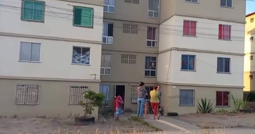 Jovem é morto dentro de casa na frente da esposa e bebê de 10 meses, em Caruaru Jovem é morto dentro de casa na frente da esposa e bebê de 10 meses, em Caruaru