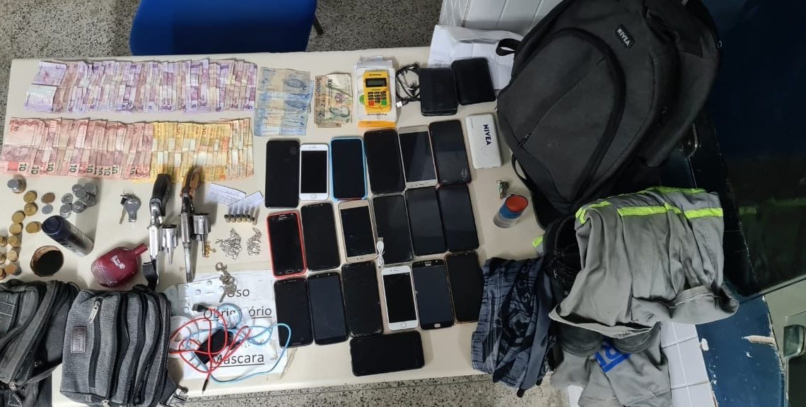 Dupla é presa após cometer diversos assaltos e objetos são recuperados pela PM Dupla é presa após cometer diversos assaltos e objetos são recuperados pela PM