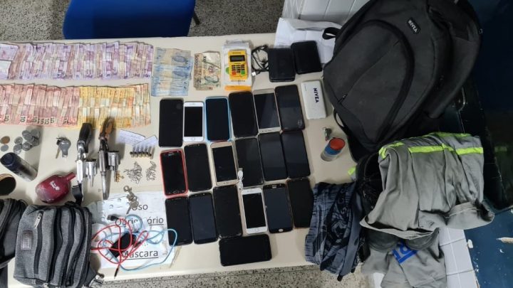 Dupla é presa após cometer diversos assaltos e objetos são recuperados pela PM