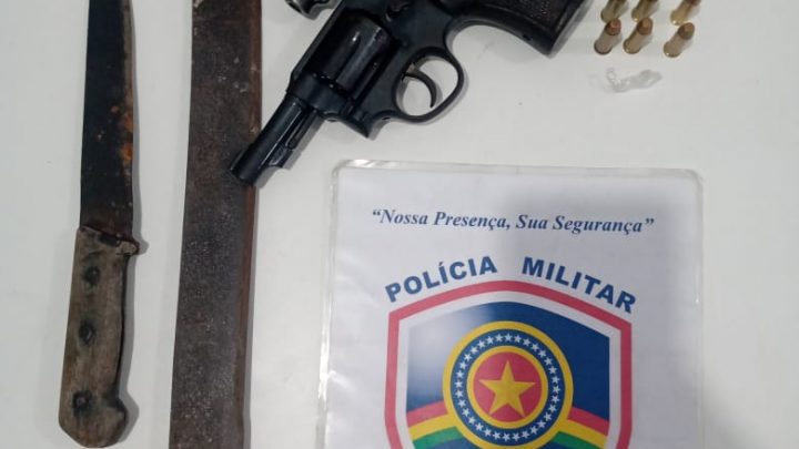 PM prende dois homens, apreende duas armas e droga