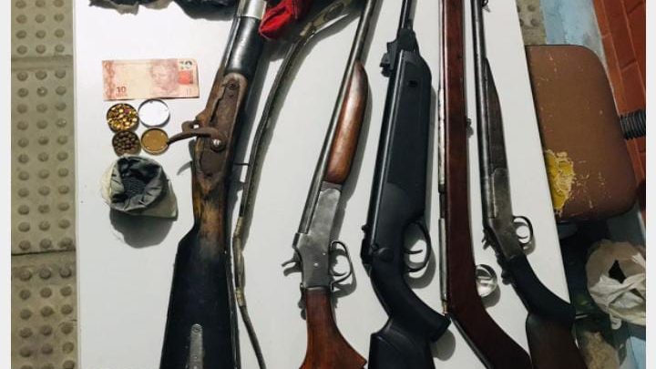 PM prende duas pessoas, apreende espingardas, bacamarte e drogas no Agreste-PE