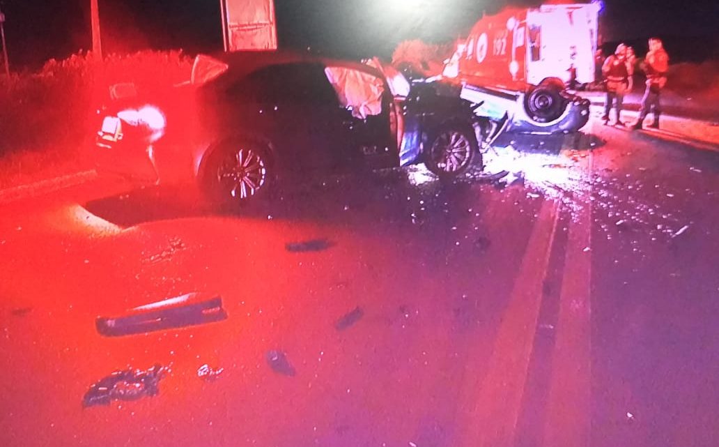 Colisão entre dois carros deixa 3 mortos e 2 feridos na BR 232 no Agreste-PE Colisão entre dois carros deixa 3 mortos e 2 feridos na BR 232 no Agreste-PE