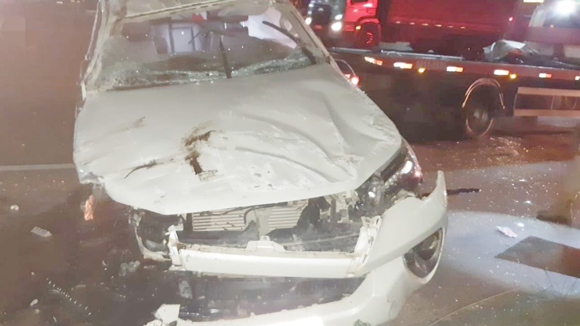 Jovem morre após caminhonete colidir em placa e capotar na BR 232