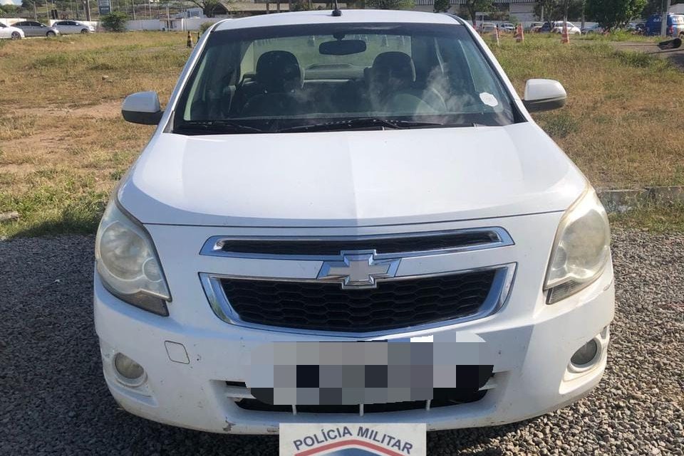 PM prende suspeito logo após roubo, recupera carro e celulares, em Caruaru