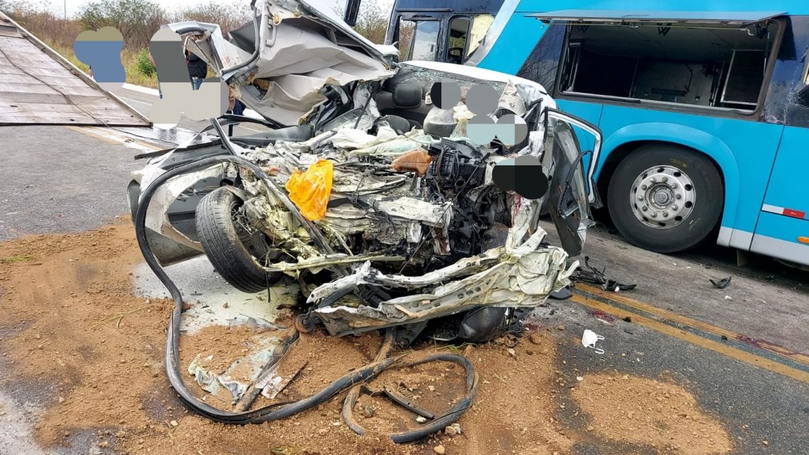 Dois motoristas morrem, após colisão frontal entre carro e ônibus na BR 232, no Agreste-PE