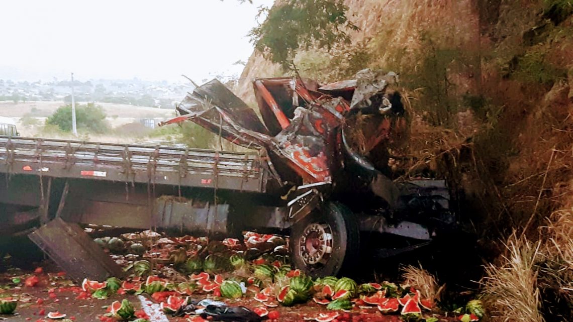 Motorista morre e grávida fica ferida em acidente na BR 232 Motorista morre e grávida fica ferida em acidente na BR 232
