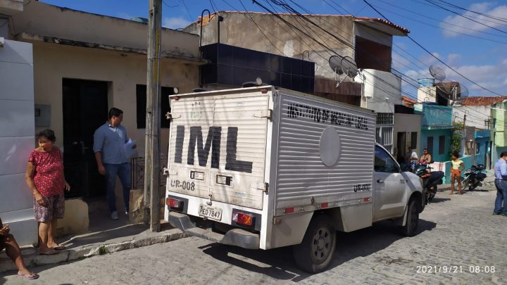 Mãe é morta a facadas pelo próprio filho dentro de casa, em Caruaru